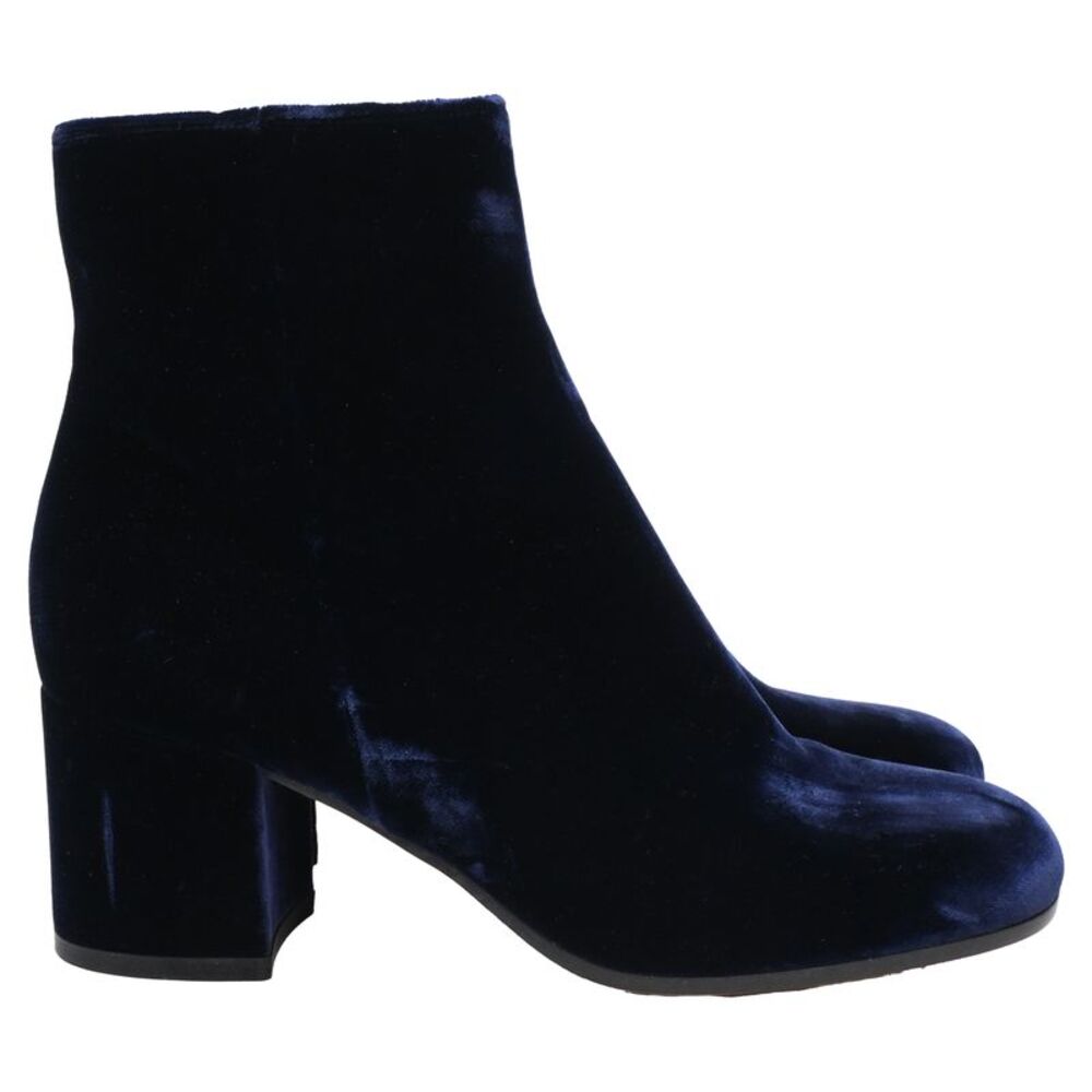 Gianvito Rossi Round-Toe Ankle Boots in Navy Blue Velvet